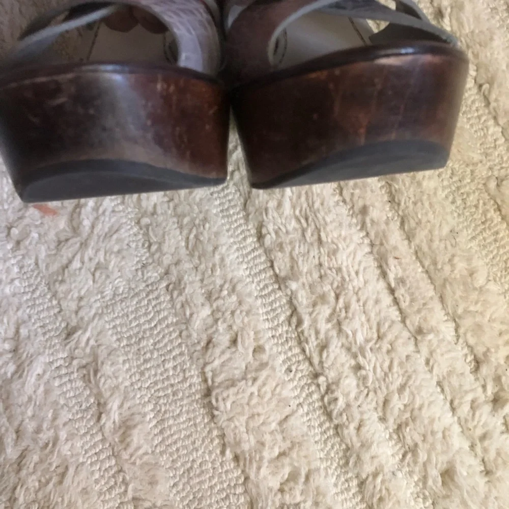Theory Gray Sabrina Wedge Sandals size 40 crocodile pattern wooden platform heel